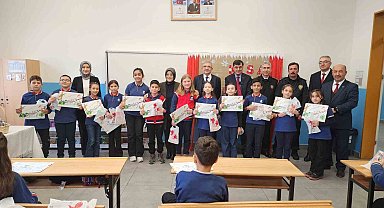 Kütahya'da protokol üyeleri karne töreninde öğrencilerle buluştu