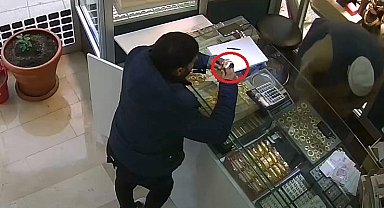 Kuyumcuda pes dedirten 105 bin liralık bilezik hırsızlığı kamerada