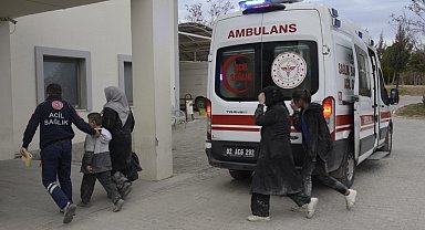 Lastiği patlayan minibüs şarampole girdi: 4 yaralı