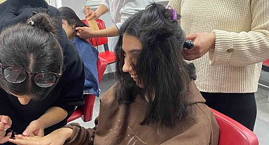 Liseli kızlar özel eğitim öğrencilerinin saç ve tırnak bakımını yaptı