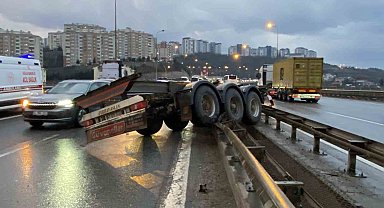 Makaslama yapan tırdan konteyner düştü, dorse bariyerlere girdi: 1 yaralı