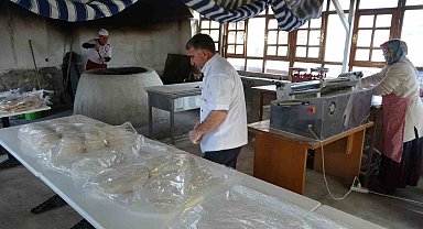 Malatya'da depremzede esnaf tandır ekmeği geleneğini sürdürüyor