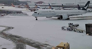 Manchester Havalimanı'nda pistler karla kaplandı, uçuşlar durduruldu
