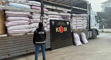 Manisa'da bir tır dolusu tütün ve gümrük kaçağı sigara ele geçirildi