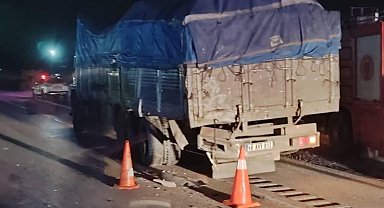 Manisa'da otomobil kamyona çarptı: 1 ölü, 1 yaralı