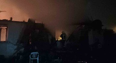 Manisa'da sobadan çıkan yangında ev küle döndü: 1 yaralı