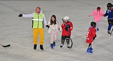 Manisalı çocuklara buz pateni keyfi