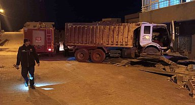 Mardin'de kamyon duvara çarptı: 1 yaralı