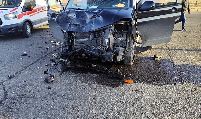 Mardin'de kamyonet ile otomobil çarpıştı: 2 yaralı