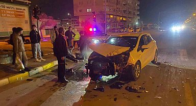 Mardin'de otomobil ile kamyonet çarpıştı: 2 yaralı