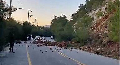 Marmaris'te heyelan: Karayolu ulaşıma kapaNdı