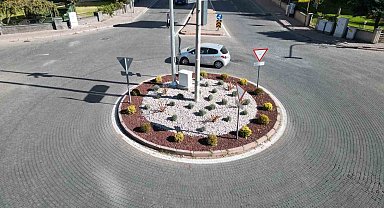 Melikgazi'de kuru peyzaj ile ilçe renklenirken tasarruf da sağlanıyor