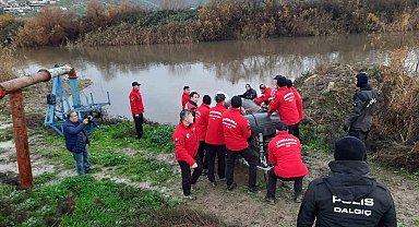 Menderes Nehri'ne düşen kişiyi bulmak için ekipler seferber oldu