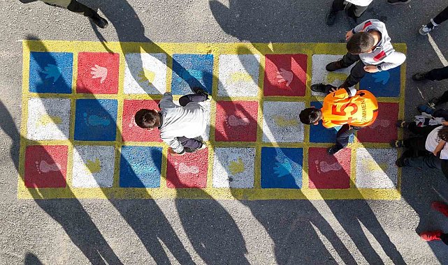 Menemen'de okul bahçeleri artık çok daha eğlenceli