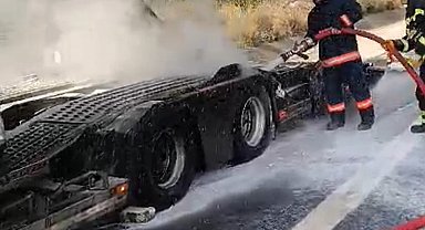 Mersin'de araç taşıma römorkunda yangın