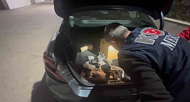 Mersin'de araçta 40 tabanca ele geçirildi: 2 gözaltı