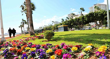 Mersin'de kentin dört bir yanı rengarenk çiçeklerle donatılıyor