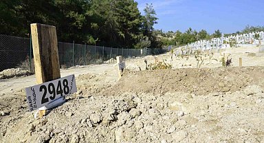 Mersin'de zehirlenme sonucu ölen 3 kardeşten ikisi toprağa verildi