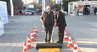 Metrobüs durağındaki 'Empati Parkuru' ile görme engellilere farkındalık