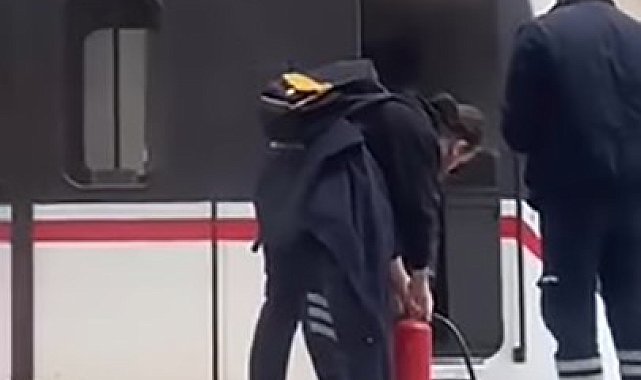 Metrodan çıkan duman korkuttu, yolcular tahliye edildi