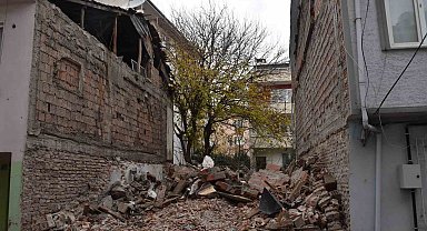 Metruk binalar bir bir yıkılıyor