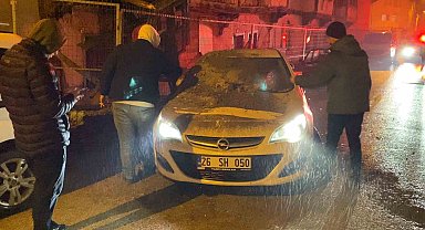 Metruk binanın bir kısmı otomobilin üzerine yıkıldı