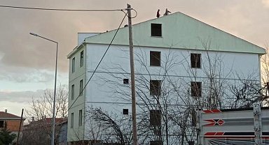 Metruk binanın çatısında tehlikeli oyun
