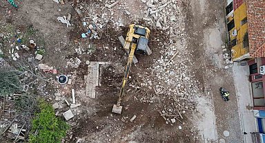 Milas'ta yıkılan binanın molozları arasından tarihi eserler çıktı