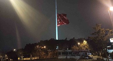 Milli yas ilan edilmesiyle İstanbul'da bayraklar yarıya indirildi