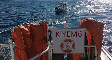 Motor arızası sonrası sürüklenen 7 metrelik tekneyi Kıyı Emniyet ekipleri kurtardı