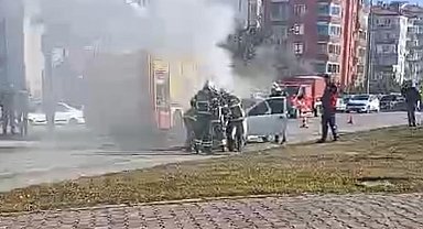 Motor kısmından yangın çıkan otomobilde maddi hasar oluştu