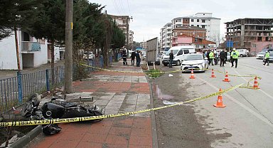 Motosiklet hafif ticari araca çarptı: 1 ölü