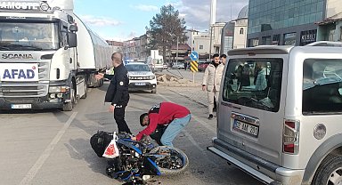 Motosiklet ile hafif ticari araç çarpıştı: 1 yaralı