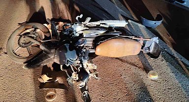 Motosiklet park halindeki otomobile çarptı: 1 yaralı
