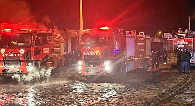 Motosiklet tamir atölyesinde çıkan yangın korkuttu