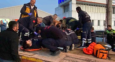 Motosiklet tırla bariyer arasına sıkıştı: 2 yaralı