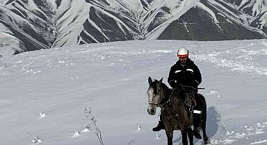 Muş'ta at sırtında ilerleyen VEDAŞ ekipleri arızayı onardı
