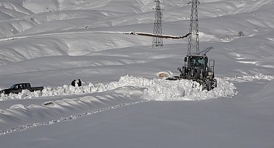 Muş'ta kar yağışı ve tipi nedeniyle kapanan köy yolları ulaşıma açıldı