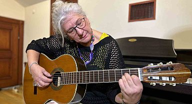 Müzik aşkı 65 yaşından sonra gitarist yaptı