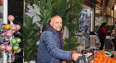 Nazilli Belediyesi çarşı esnafına çöp poşeti dağıttı