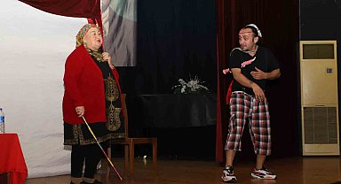 Nazilli'de çocuklar tiyatro gösterisiyle eğlendi