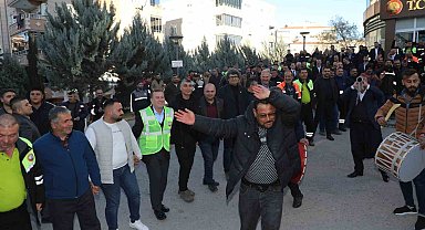 Nizip Belediyesi işçileri, zamlı maaşlarını halaylarla kutladı