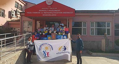 Öğrenciler huzurevi sakinleri için resim yaptı