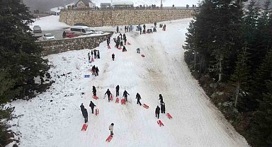 Öğrenciler okul stresini Ilgaz Dağı'nda kızakla kayarak attı