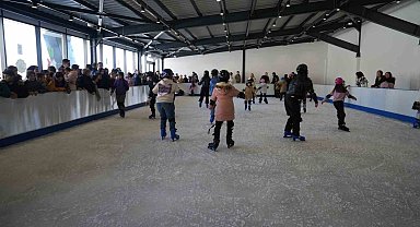 Öğrenciler ücretsiz buz pistine akın etti