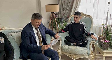 Öğrencilere hastanede ve evinde karne heyecanı yaşattılar