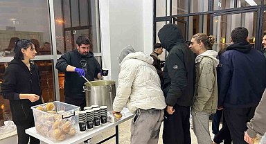 Öğrencilere sınav döneminde çorba ikramı devam ediyor