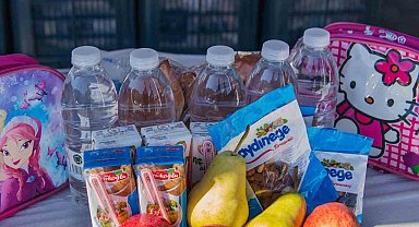 Öğrencilerin beslenme çantaları doluyor, velilerin yüzü gülüyor