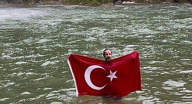 Öğretim görevlisi, doğa harikası şelaleyi tanıtmak için buz gibi suda yüzdü