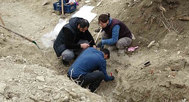Öğretmenevi bahçesinden çıkan kemikler için antropologlar sahada çalışma başlattı